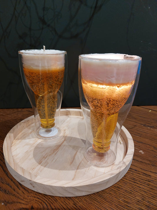 Handgemachte Bier-Kerze im doppelwandigen Glas mit täuschend echtem Wachs und Schaumkrone, hergestellt in Romanshorn von Glowing Celebrations