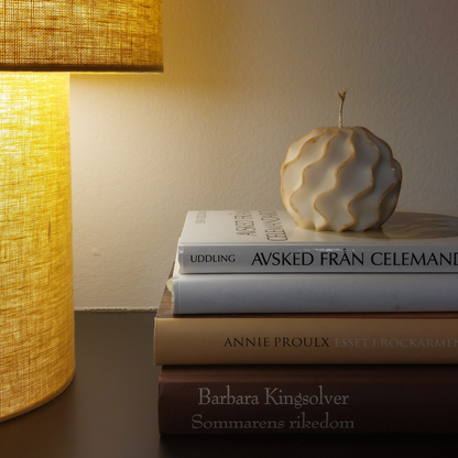 Handgefertigte Kugelkerze Liv mit sanfter Wellenstruktur in den Varianten Natural und Gold, gefertigt im Atelier Romanshorn