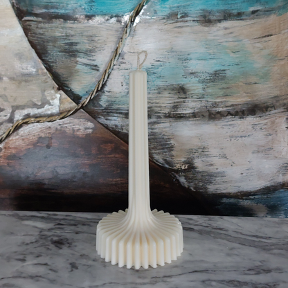 Handgegossene Luna Kerze in zwei Grössen aus europäischem Rapswachs, minimalistisches Design, gefertigt im Atelier Romanshorn