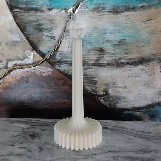 Handgegossene Luna Kerze in zwei Grössen aus europäischem Rapswachs, minimalistisches Design, gefertigt im Atelier Romanshorn