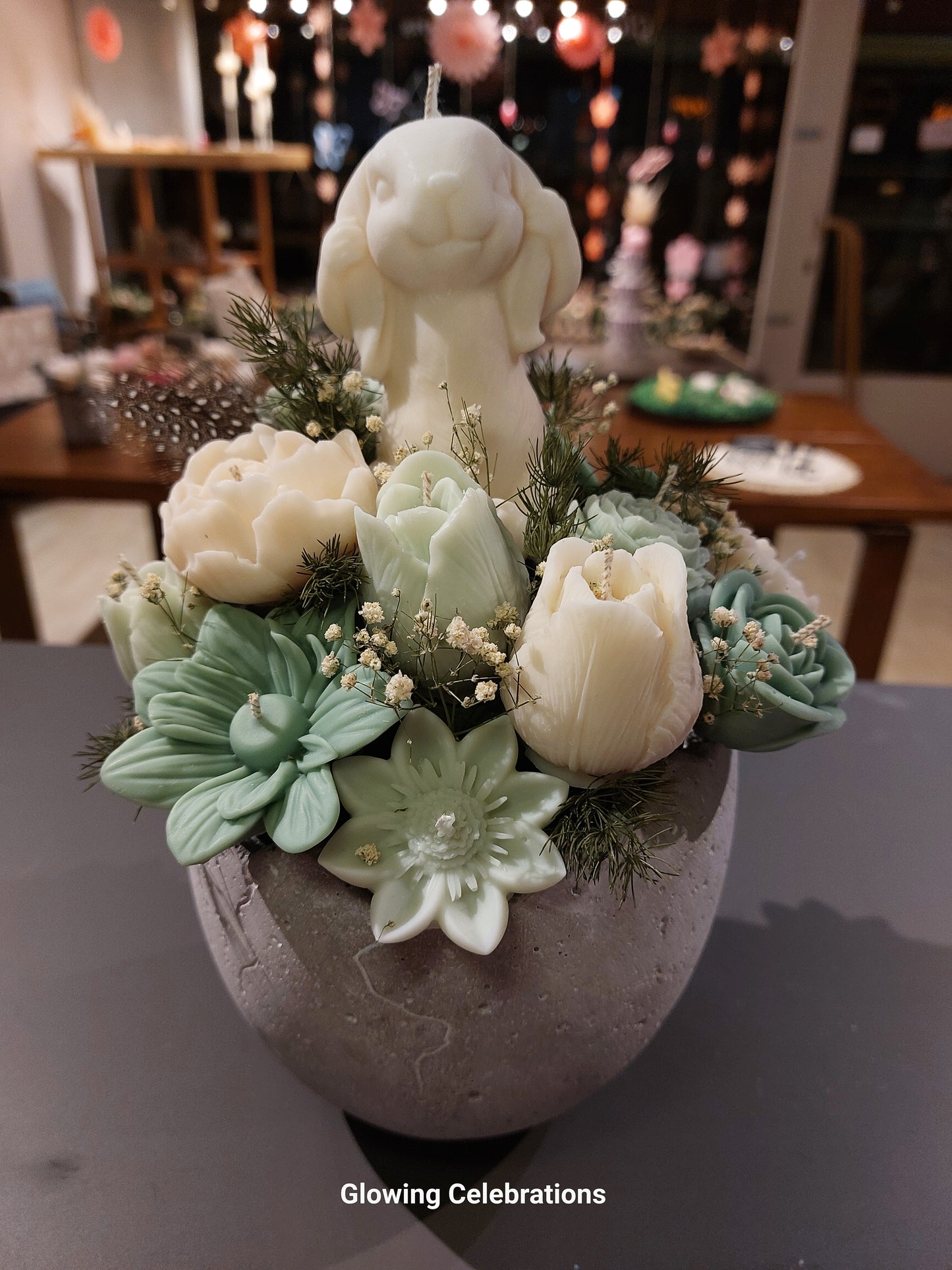 beton Ei mit grünen kerzenblumen und Hase, mit trockenblumen. Handgemacht in Romanshorn